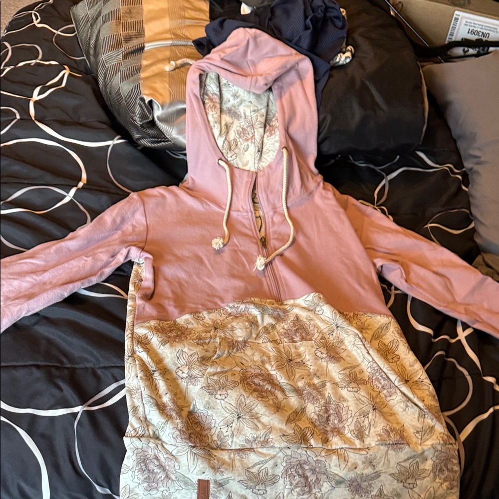 AMPERSAND AVE Pink and Cream Floral Hoodie